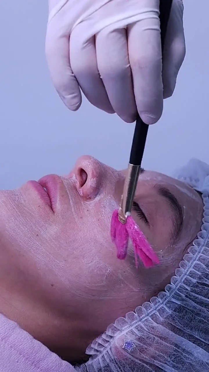 Tratament facial, din culisele salonului