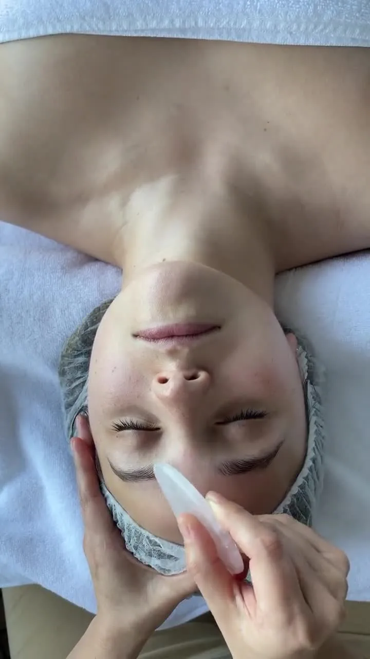 Tratament facial, din culisele salonului